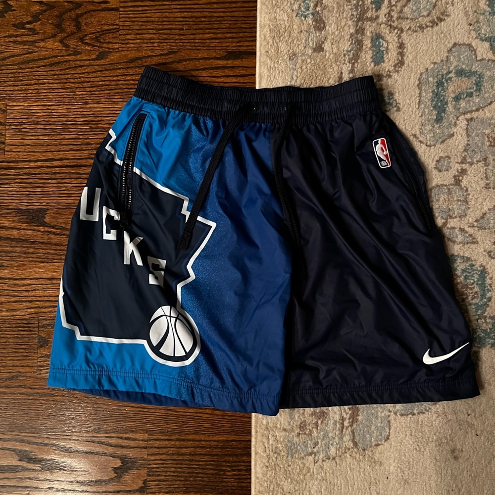 Men's Milwaukee Bucks Nike City Edition Courtside Logo Shorts **NEW - M**